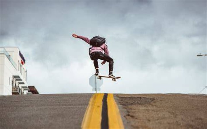 4K Skateboard Jump Trick Wallpaper [3840x2160]