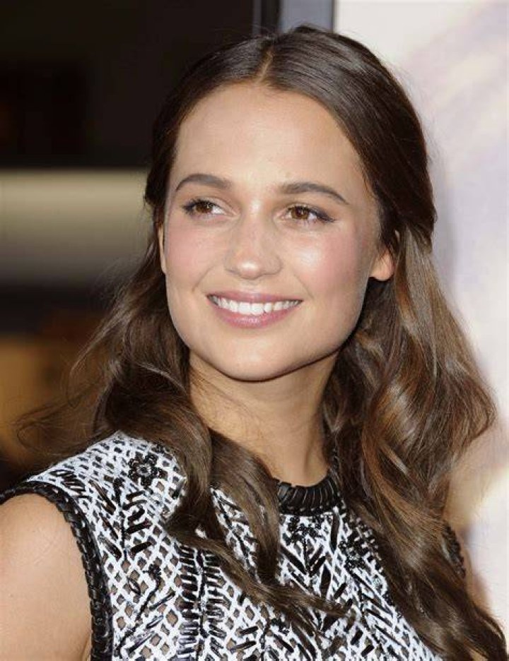 Alicia Vikander in a hallway in Ex Machina