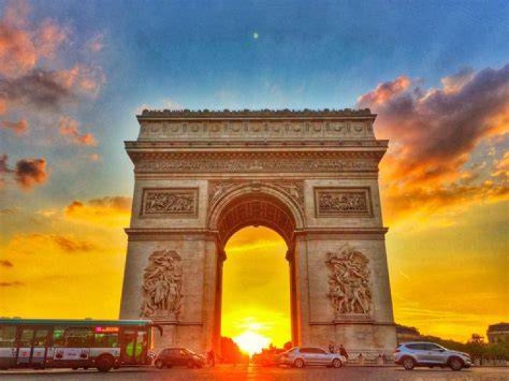 arc de triomphe at sunset