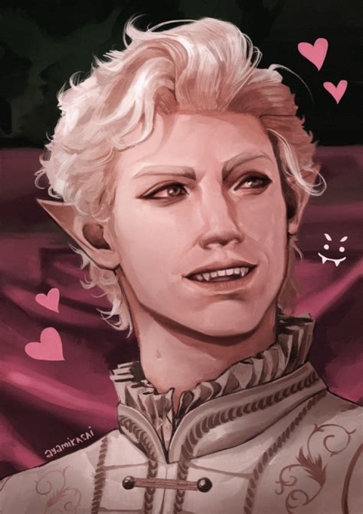 Astarion smiling and baring his fangs slightly in Baldur's Gate 3.