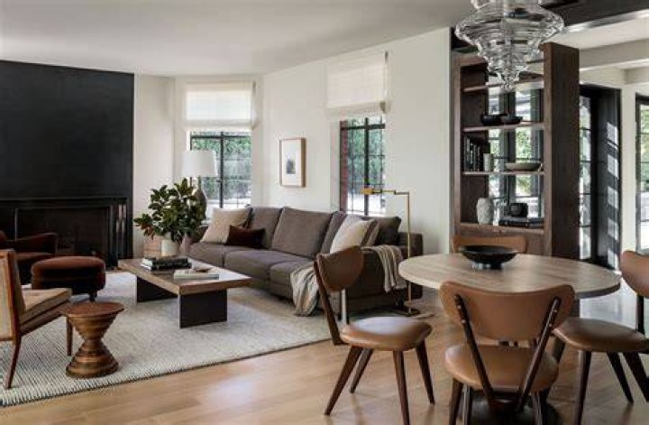 Corner living/dining area
