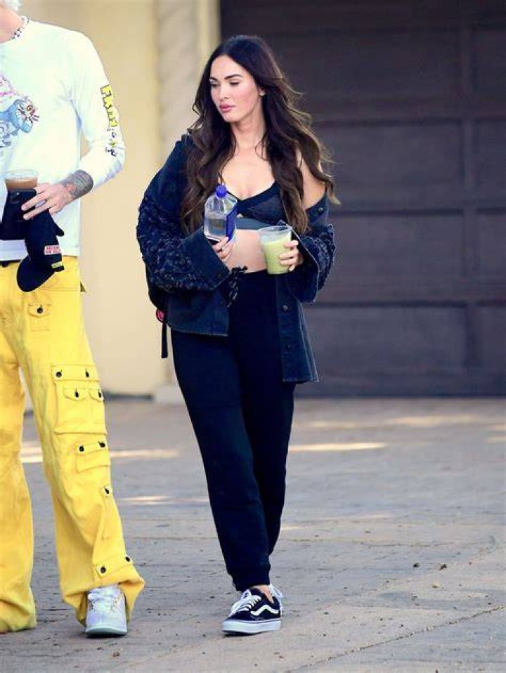 gossipwithouttheguild Megan Fox out with her sister Kristi in LA (19/08)
