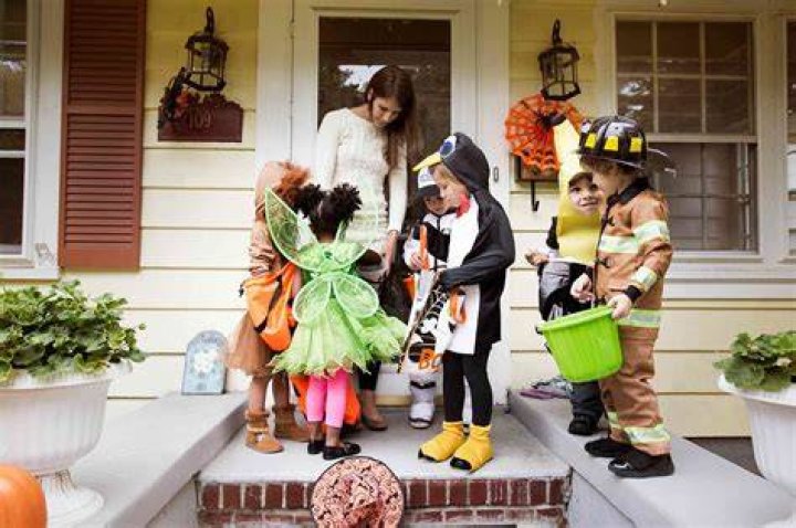 halloween / trick or treating vlog! Avery Leigh YouTube
