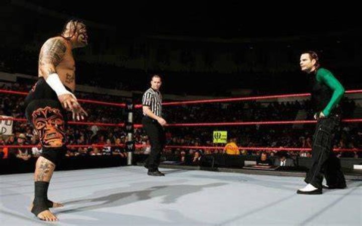 Jeff Hardy vs Umaga in steel cage