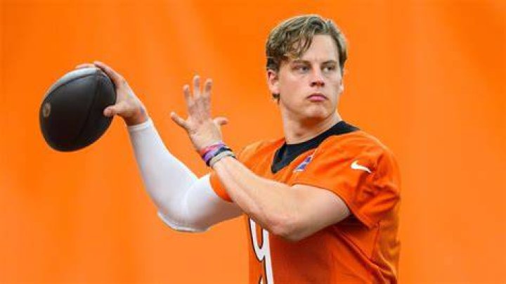 Joe Burrow throwing the ball