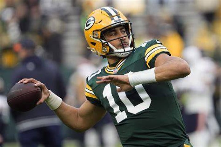 Jordan Love throwing the ball against Chiefs