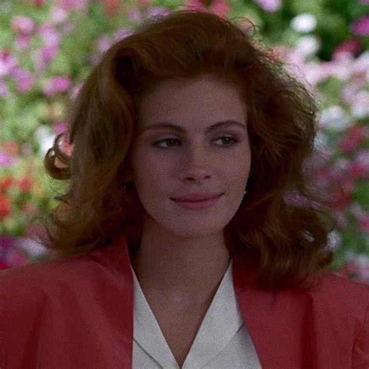 Julia Roberts as Vivian posing beside a car in Pretty Woman | Image: Pinterest