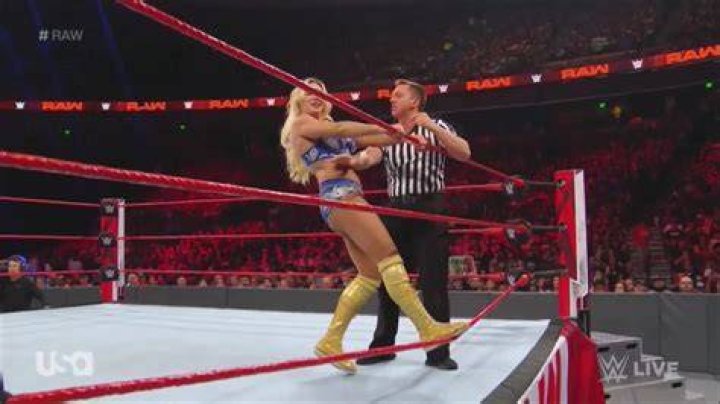 Lacey Evans Headlocks Charlotte Flair