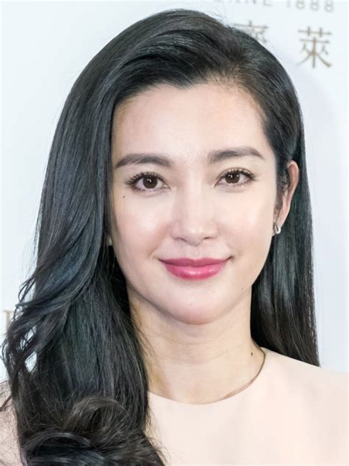 Li Bingbing giving a presnetation in The Meg.
