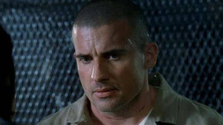 Lincoln looking off-screen in Prison Break