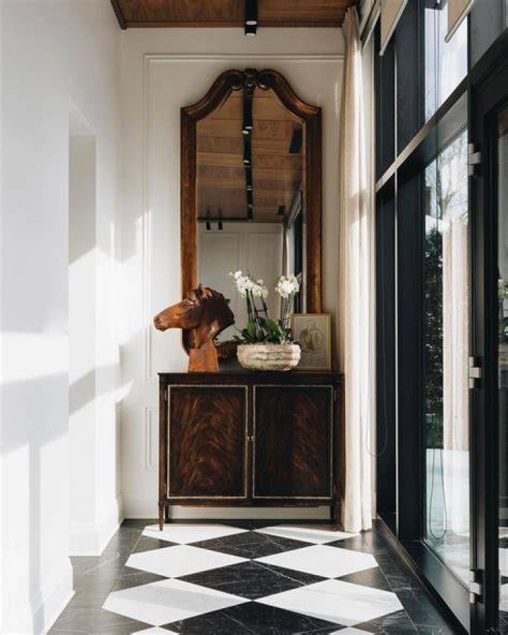 Madison-House-lounge entry