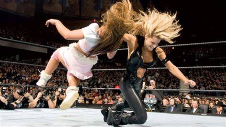 Mickie James vs Trish Stratus