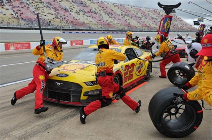 NASCAR technician and pit crew salary