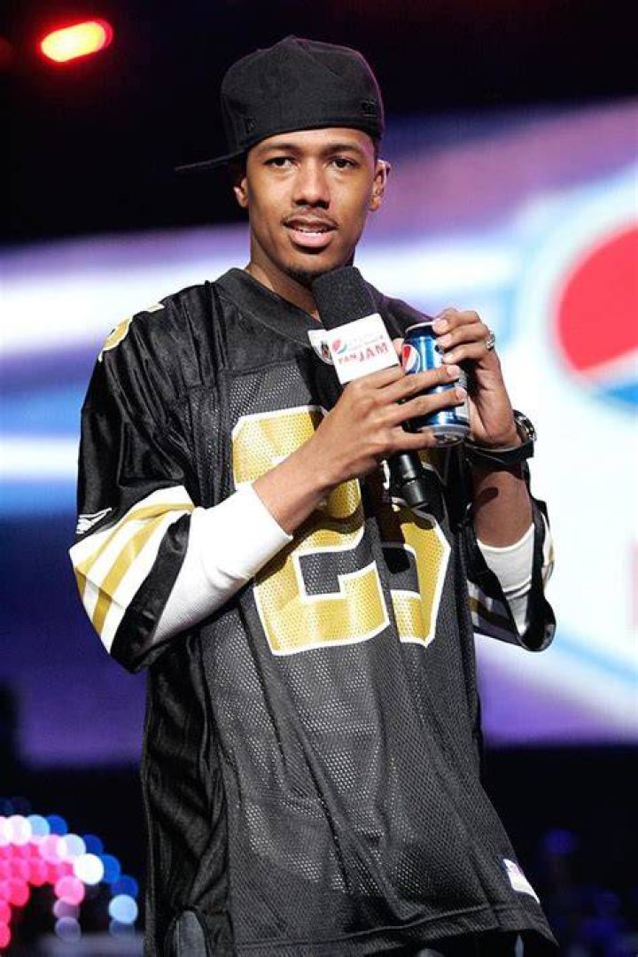 Nick Cannon sings on stage | Image: Pinterest