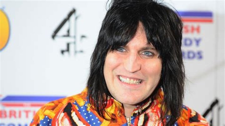 Noel Fielding smiling and looking into the camera in TGBBO
