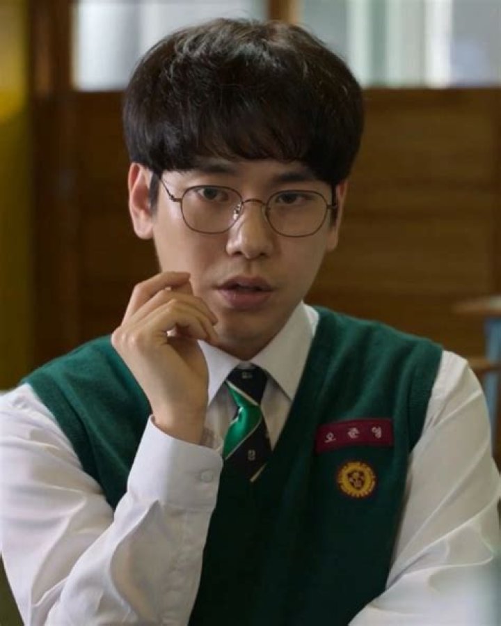 Oh Joon-Yeong looking serious in All of Us Are Dead