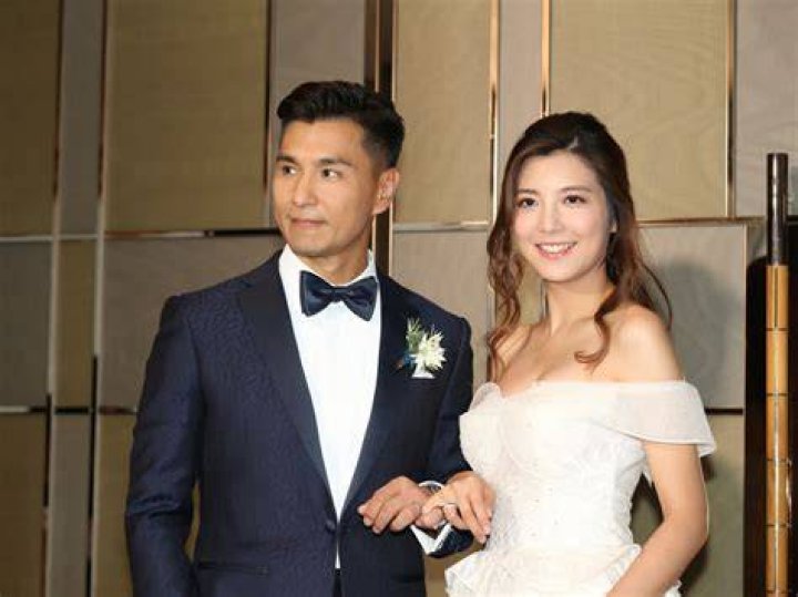 Phoebe ties the knot with Mike in Friends. Photo / News Corp Australia