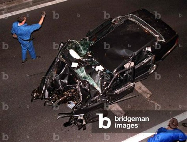 Police remove the crumpled wreck of the Mercedez-Benz which was carrying Princess Diana in Paris early August 31. Photo / Supplied