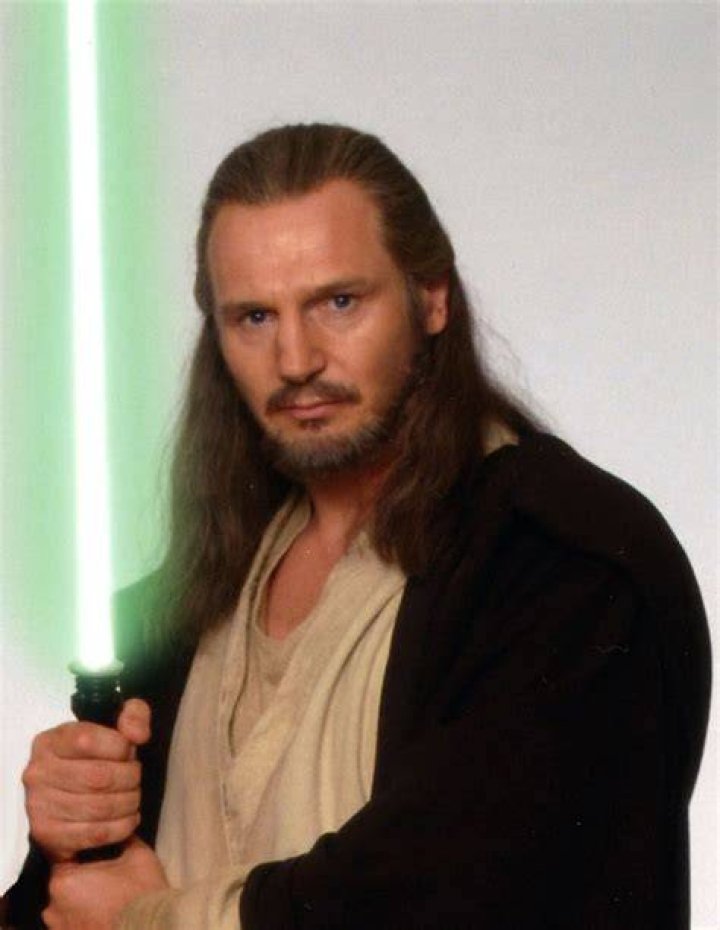 Qui-Gon Jinn prepares for a fight