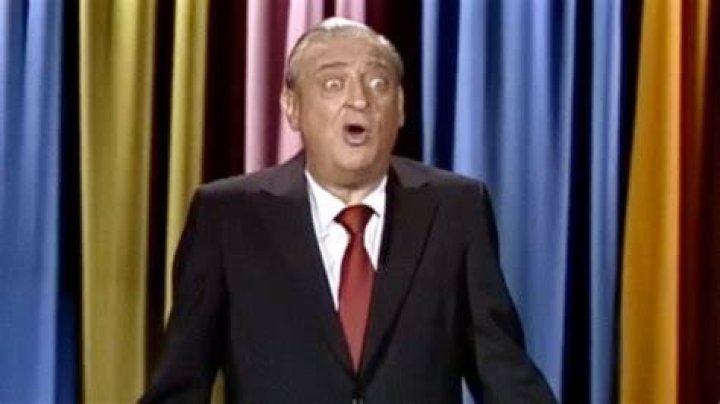 Rodney Dangerfield in a mirror in Casper