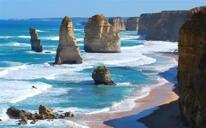 Surfing at twelve apostles