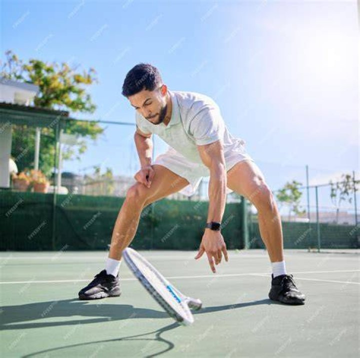 Tennis racket, Standing, Joint, Leg, Sports equipment, Line art, Playing sports, Balance, Team sport, Elbow, 