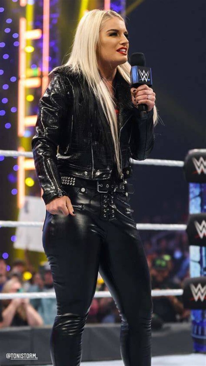 Toni Storm Pied