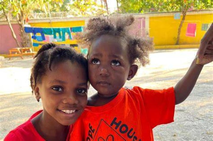 Volunteer in Haiti with children